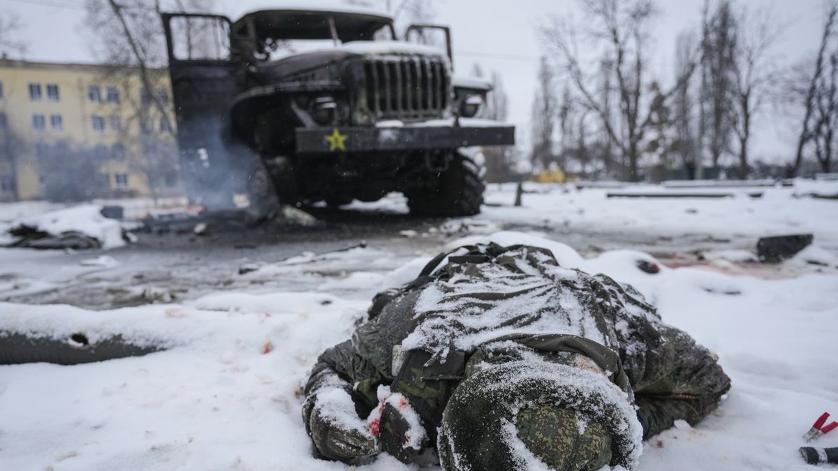 Ruští vojáci rabují a zabíjejí zajatce, ukazují odposlechy komunikace